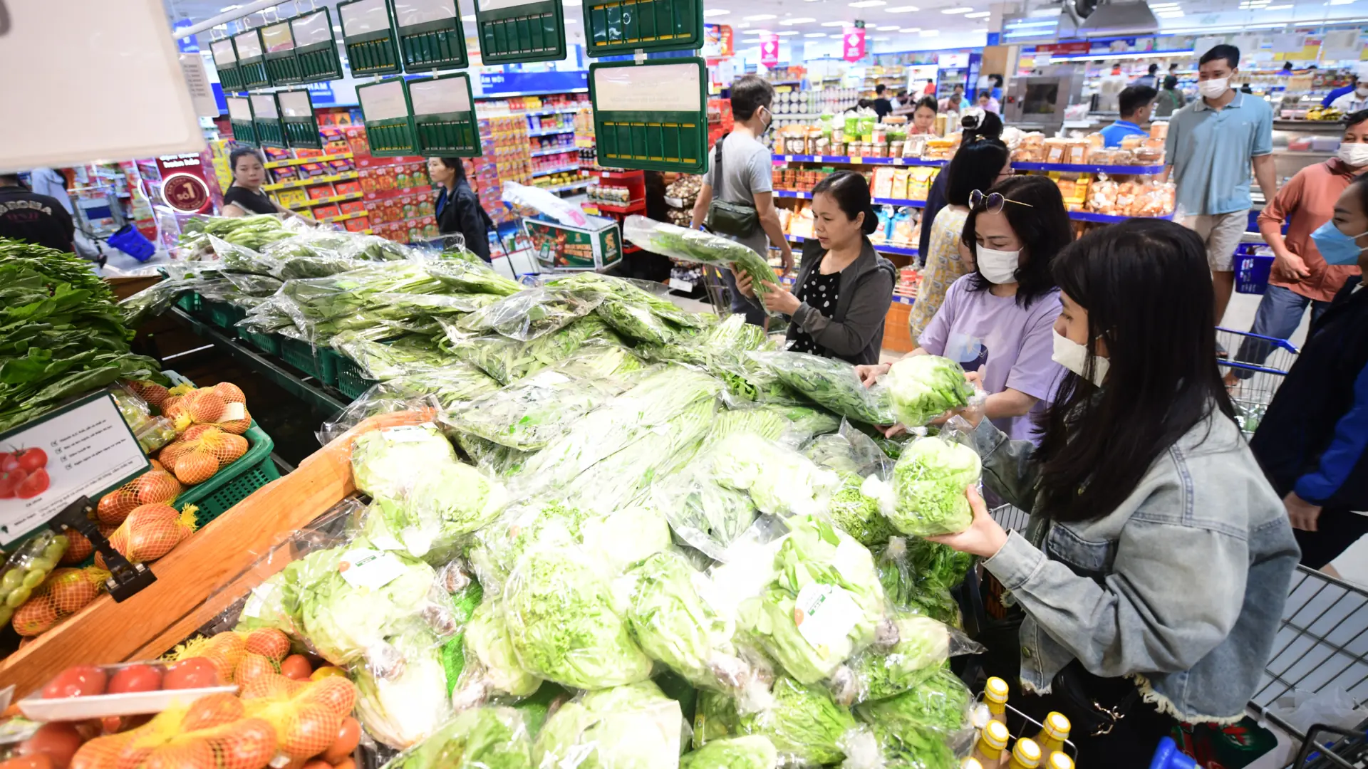 Giá rau, củ, thịt, cá giảm tới 30% tại Saigon Co.op giữa cao điểm bão giá